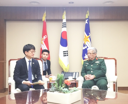 Thứ trưởng Bộ Quốc phòng Nguyễn Chí Vịnh tiếp kiến Thứ trưởng Bộ Quốc phòng Hàn Quốc